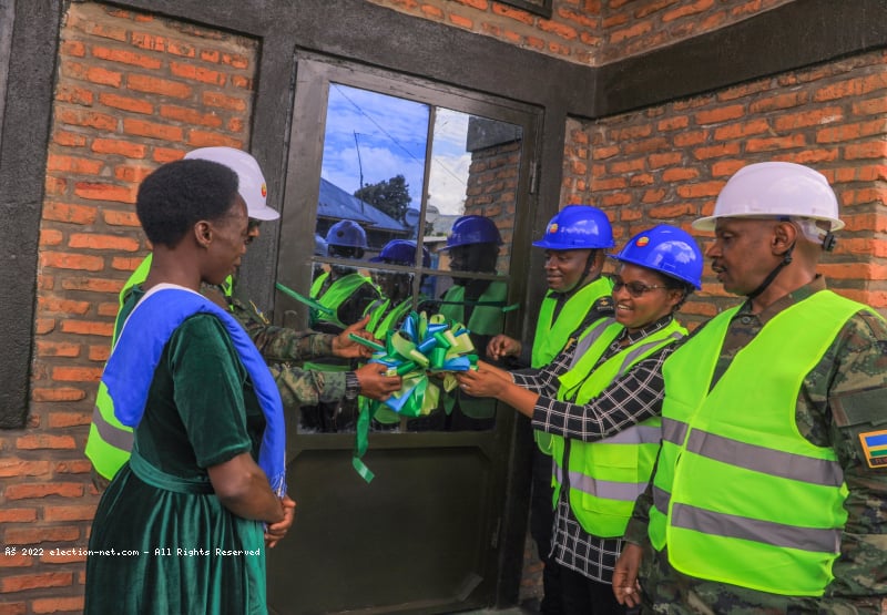 Rwanda : une maison nouvellement construite remise à une veuve par l'armée