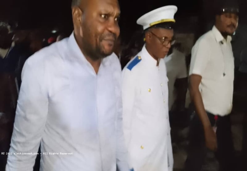 Mwene-Ditu : Iron-Van Kalombo inspecte les travaux financés par le FONER