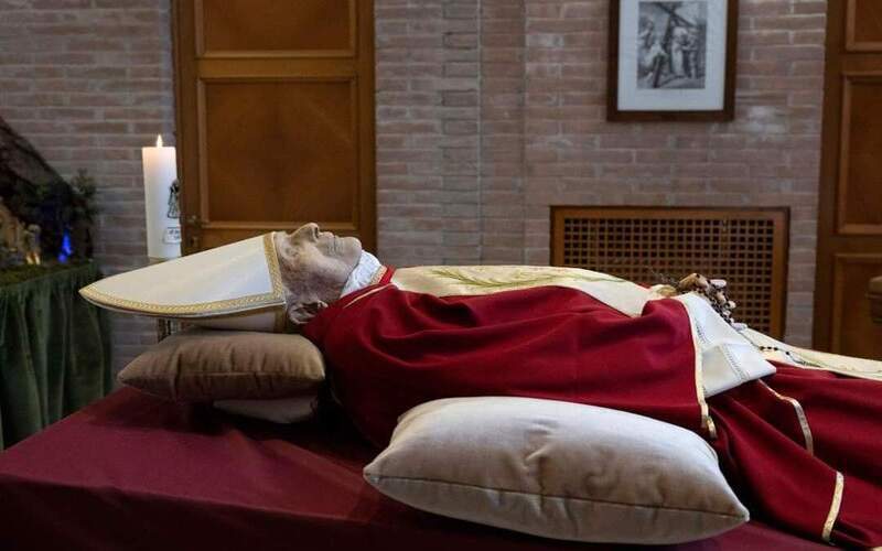 Église catholique : exposition du corps du pape Benoît XVI à la basilique Saint Pierre